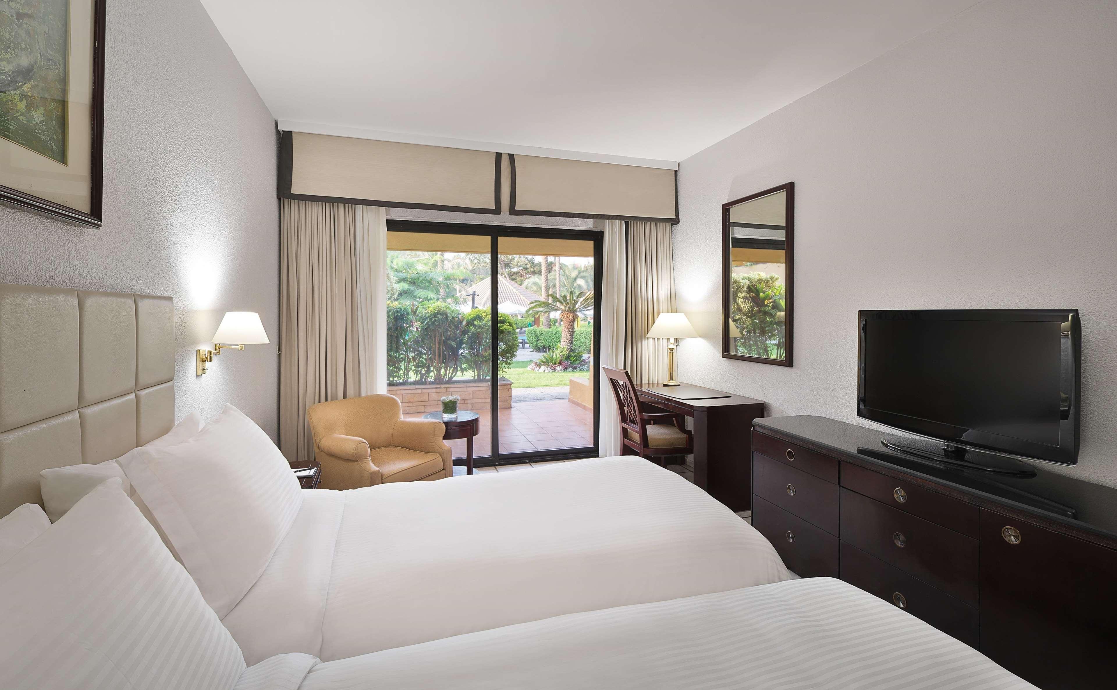Hilton Cairo Heliopolis Hotel Bagian luar foto A room at the Hilton Garden Inn
