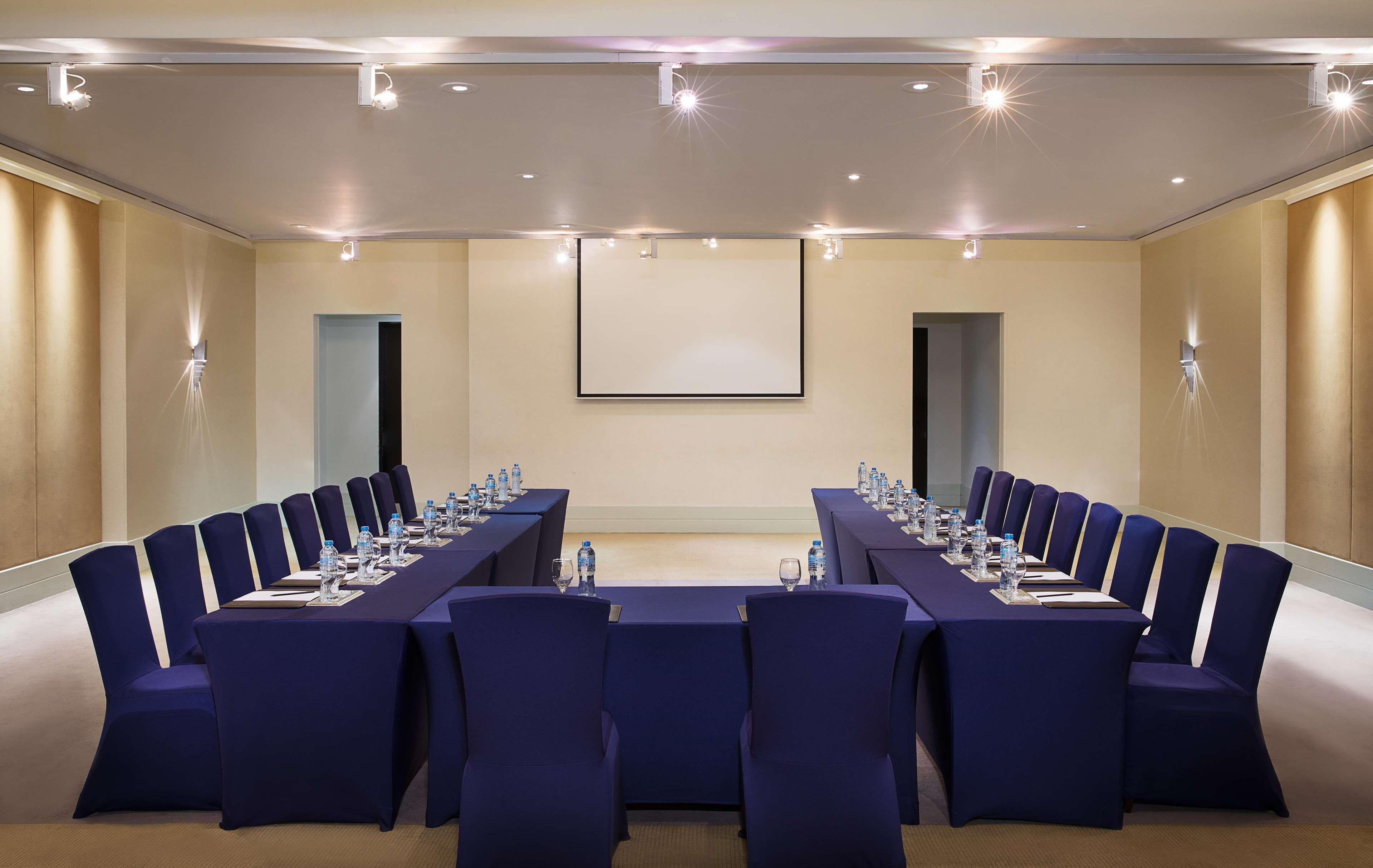 Hilton Cairo Heliopolis Hotel Bagian luar foto A meeting room at the hotel