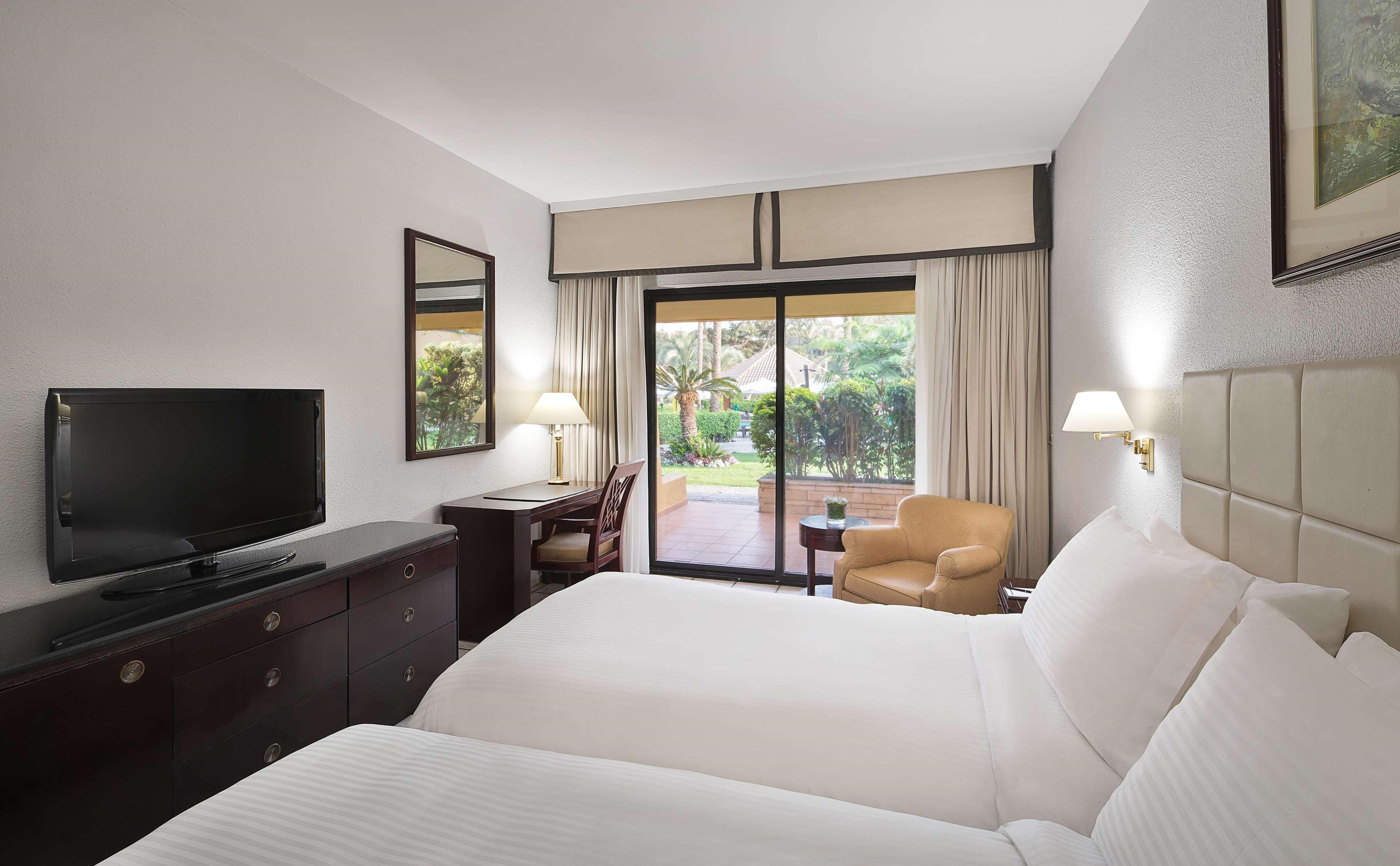 Hilton Cairo Heliopolis Hotel Bagian luar foto A room at the hotel
