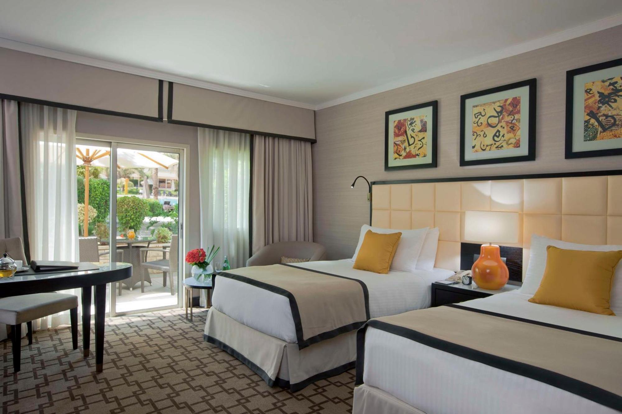 Hilton Cairo Heliopolis Hotel Bagian luar foto A guest room at the Four Seasons Hotel