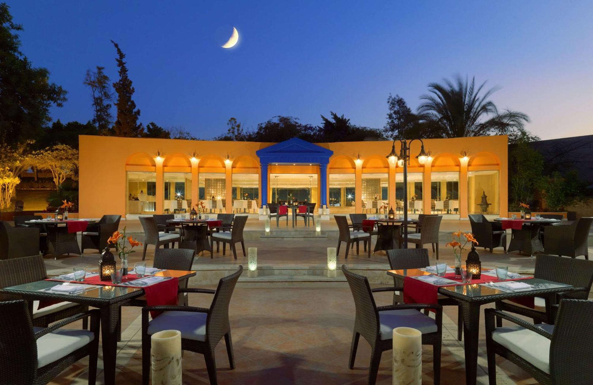 Hilton Cairo Heliopolis Hotel Bagian luar foto The restaurant at the hotel