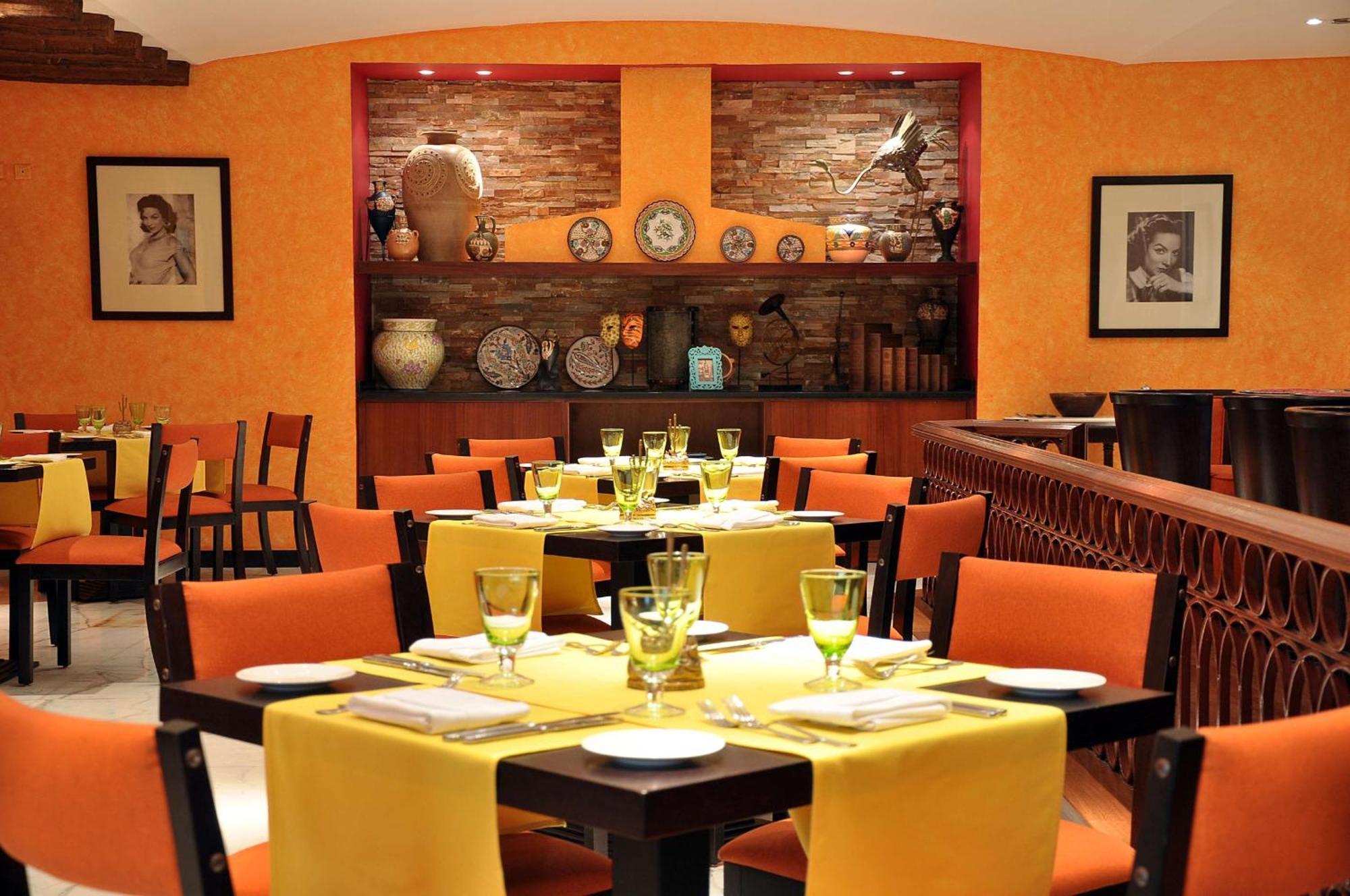 Hilton Cairo Heliopolis Hotel Bagian luar foto The interior of the restaurant