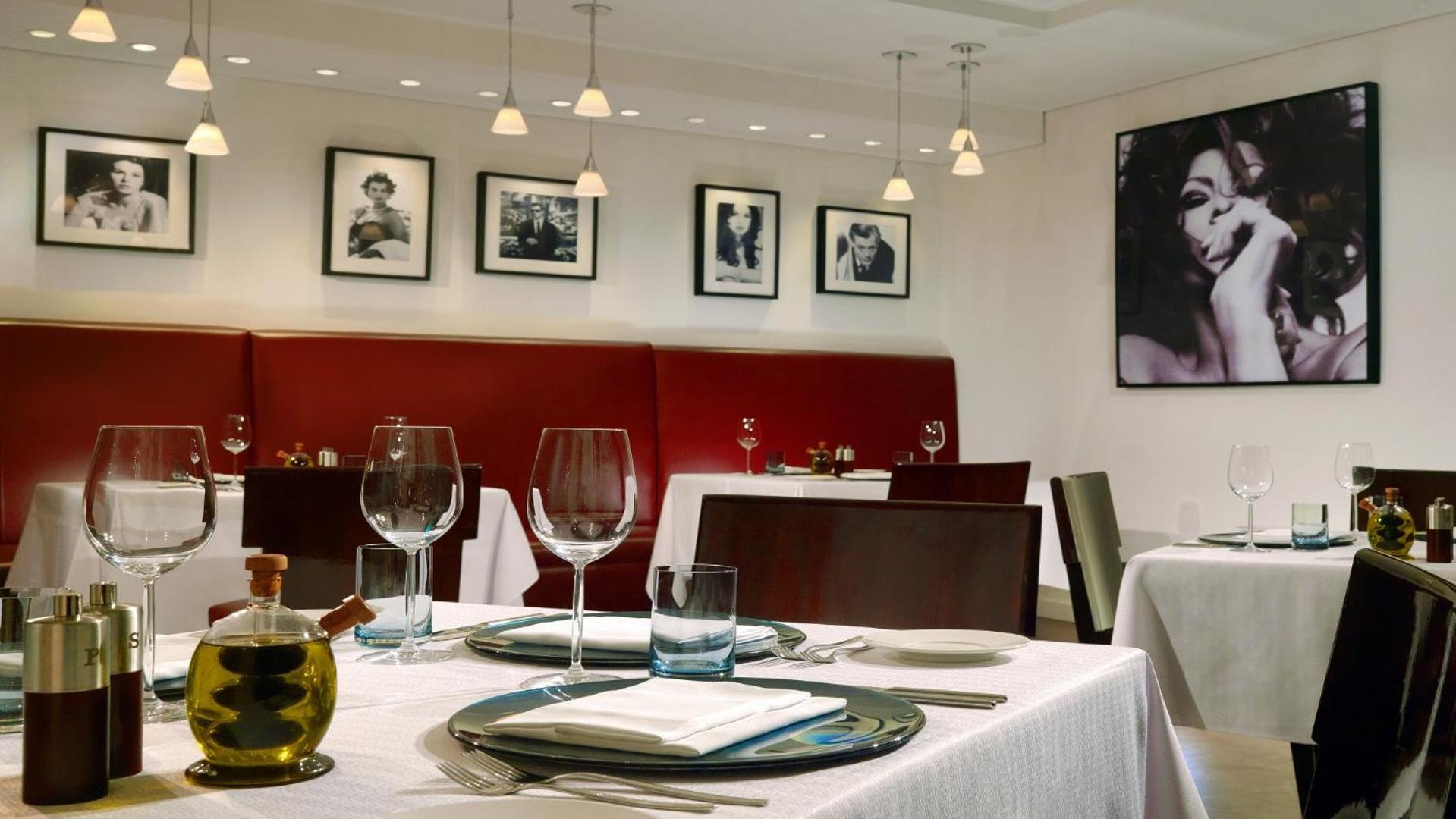 Hilton Cairo Heliopolis Hotel Bagian luar foto Interior of the restaurant