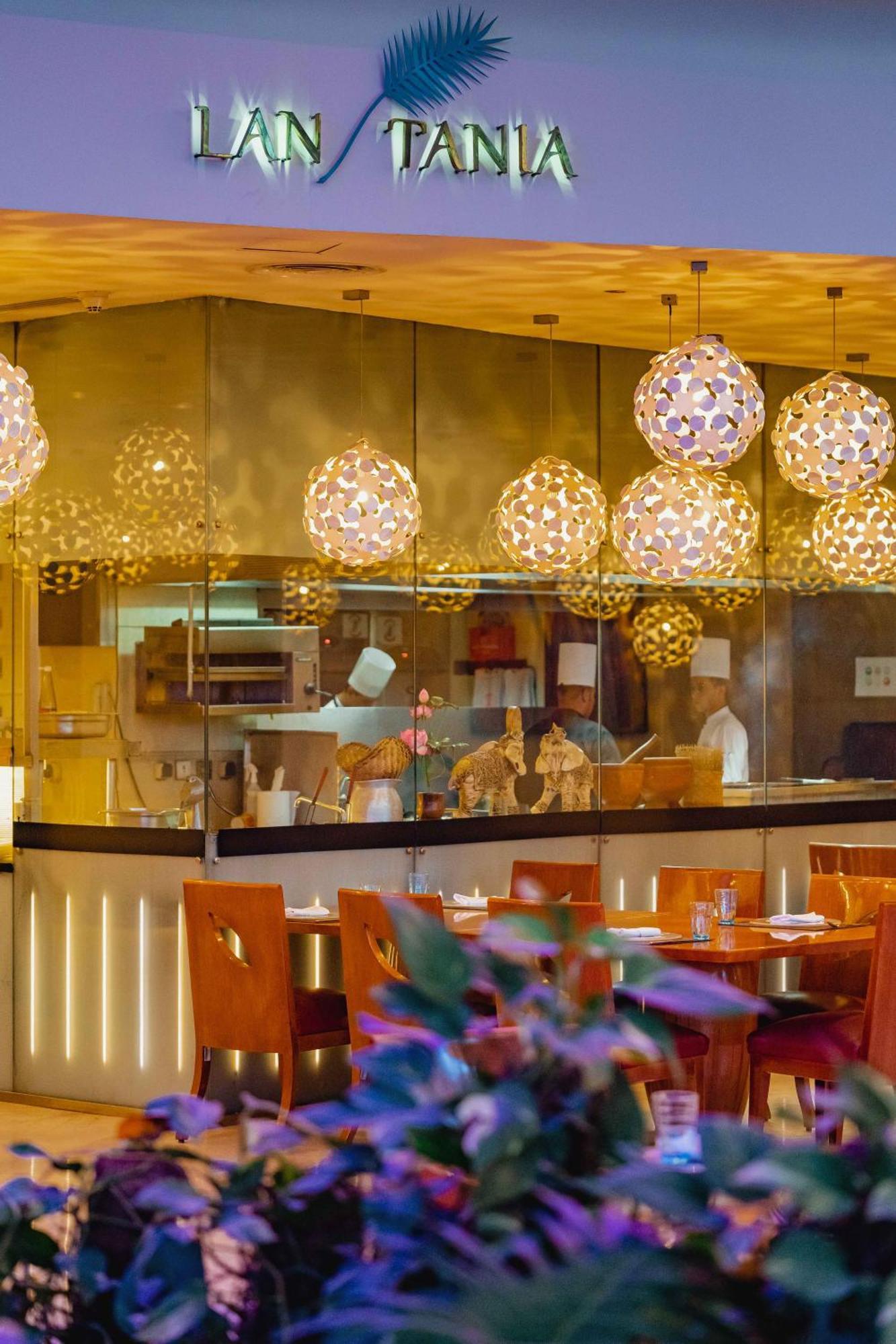 Hilton Cairo Heliopolis Hotel Bagian luar foto The kitchen at the restaurant