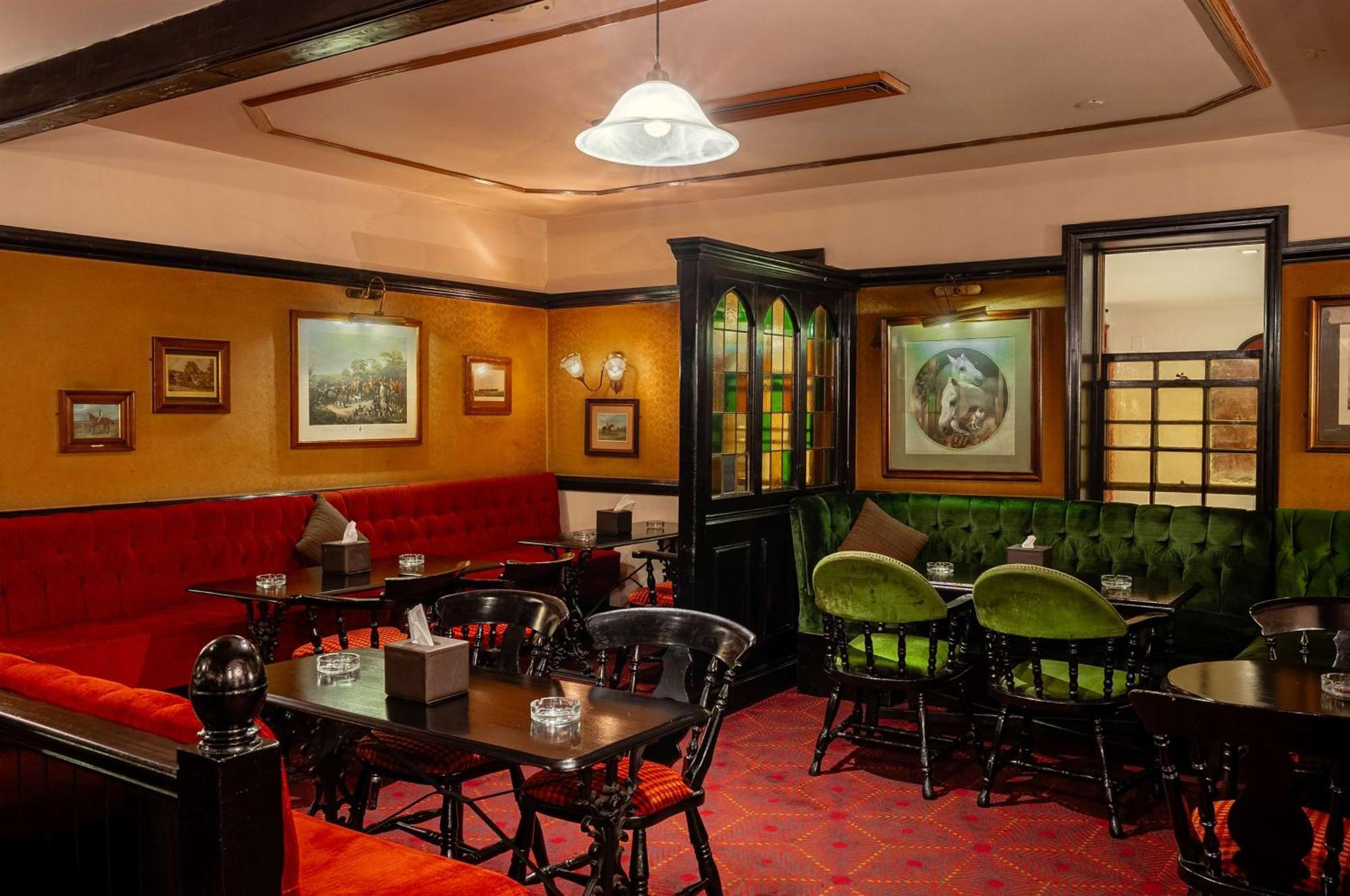 Hilton Cairo Heliopolis Hotel Bagian luar foto The interior of the bar