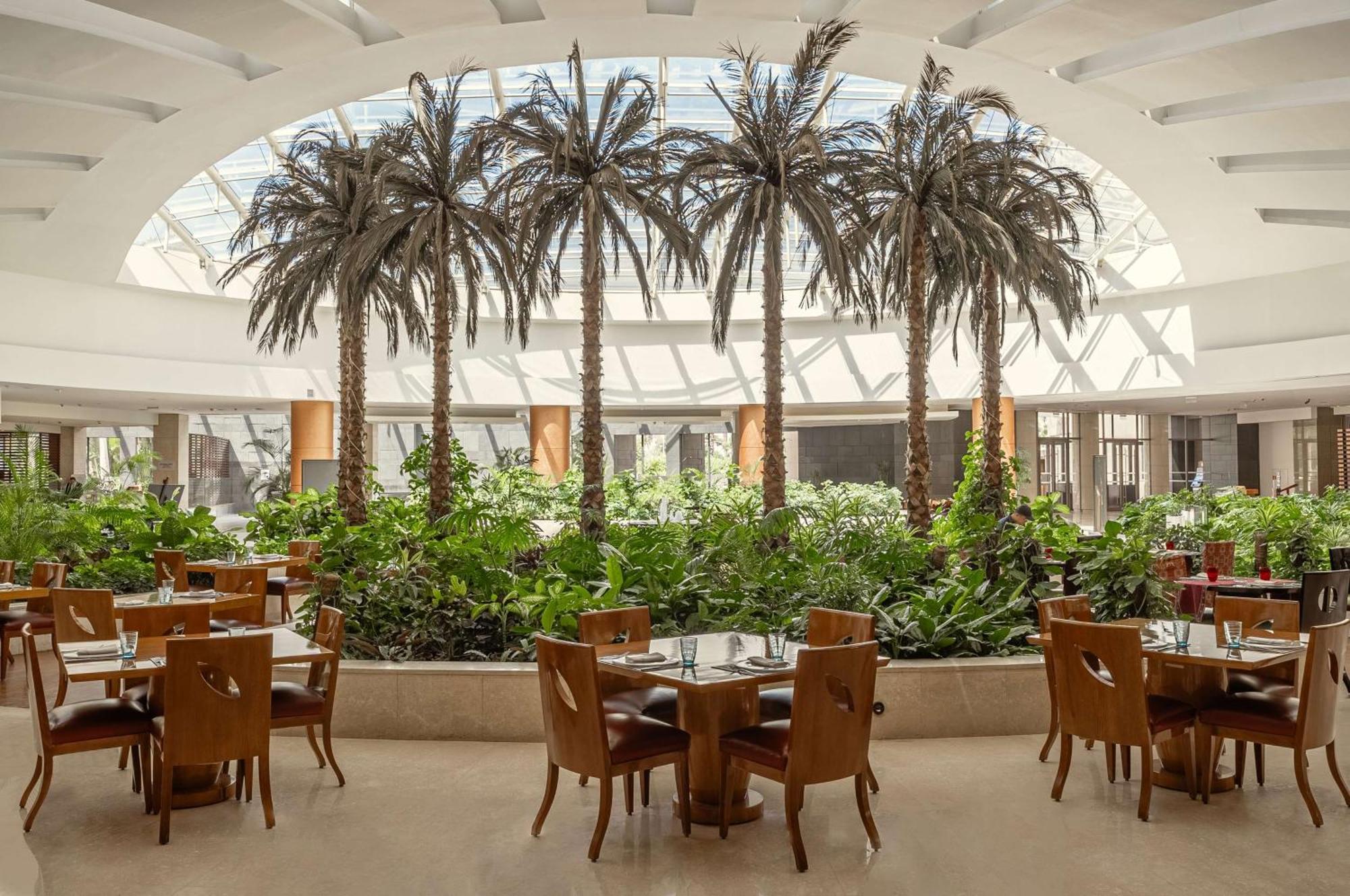 Hilton Cairo Heliopolis Hotel Bagian luar foto The Palm Court