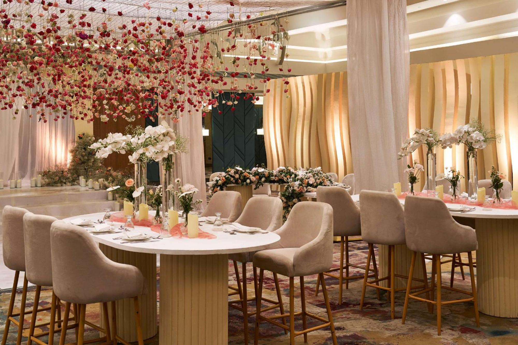Hilton Cairo Heliopolis Hotel Bagian luar foto The interior of the bar