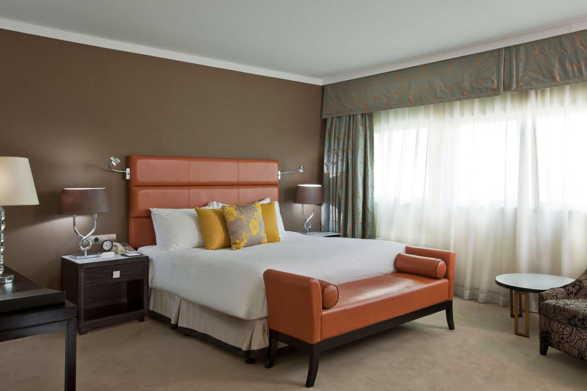Hilton Cairo Heliopolis Hotel Bagian luar foto A bedroom at the hotel
